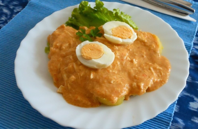 Shredded chicken in a creamy, spicy yellow chili sauce made with cheese, milk, and nuts