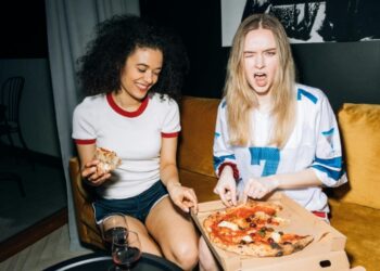 What is the Vibe of a Night in Laguna with Pizza Delivery