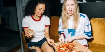 What is the Vibe of a Night in Laguna with Pizza Delivery