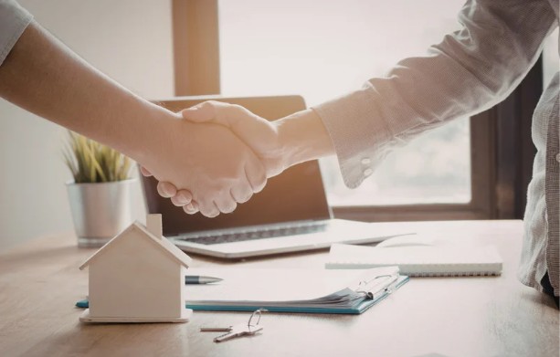 Work With a Qualified Real Estate Agent